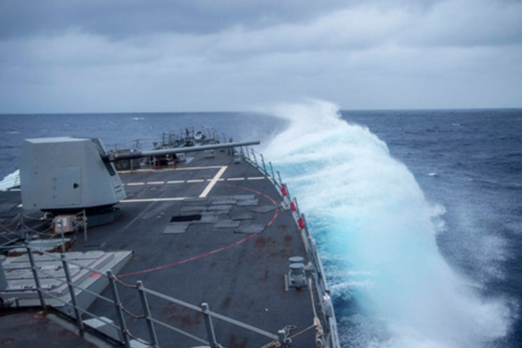 ABD savaş gemisi tehlikeli sulara açıldı