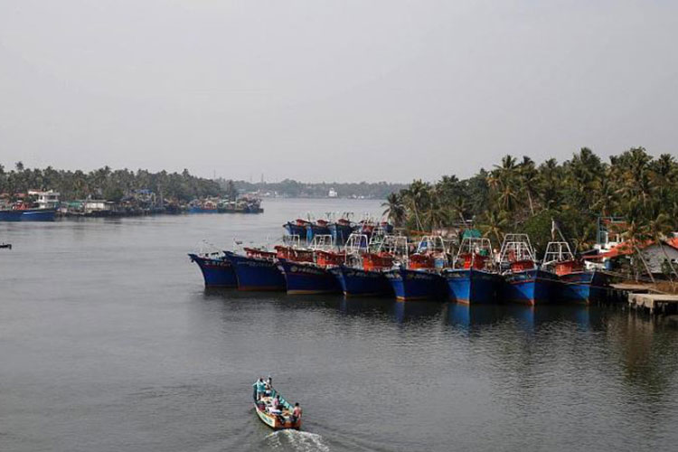 Hint göçmenleri taşıyan tekne denizde kayboldu