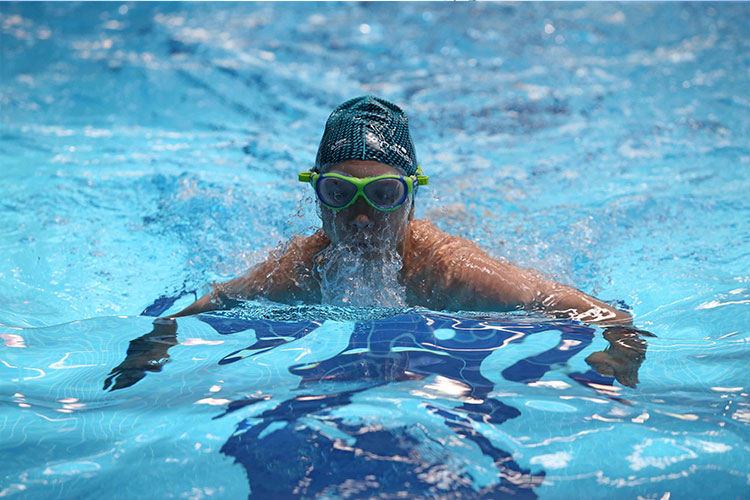 Karşıyaka’dan kadınlara ücretsiz yüzme kursu