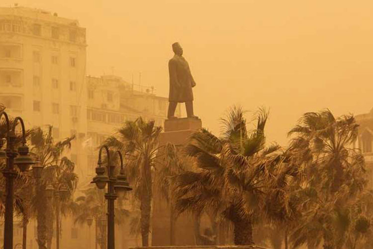 Mısır'ı limanını kum fırtınası vurdu